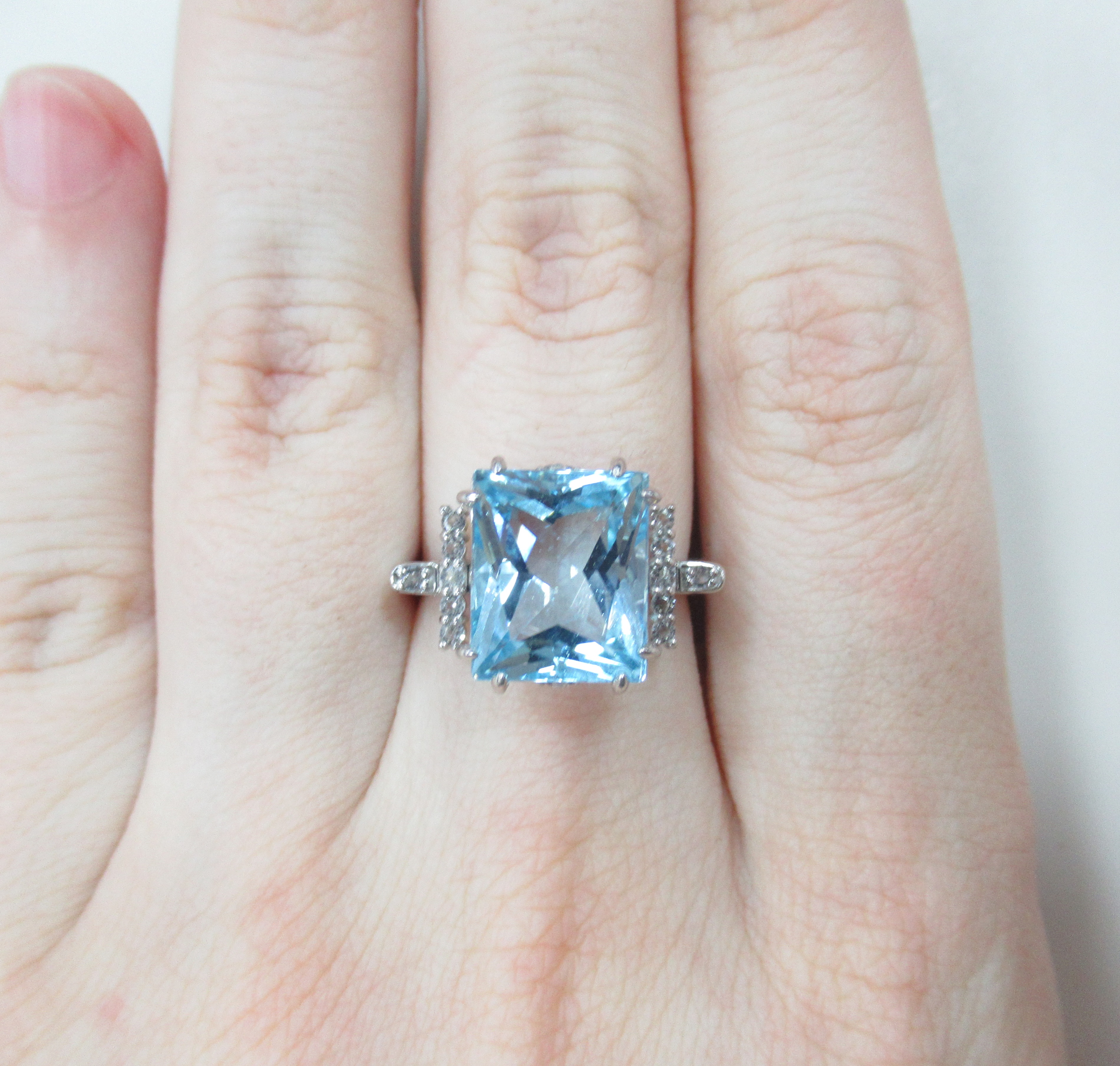 Серебряное кольцо с топазами